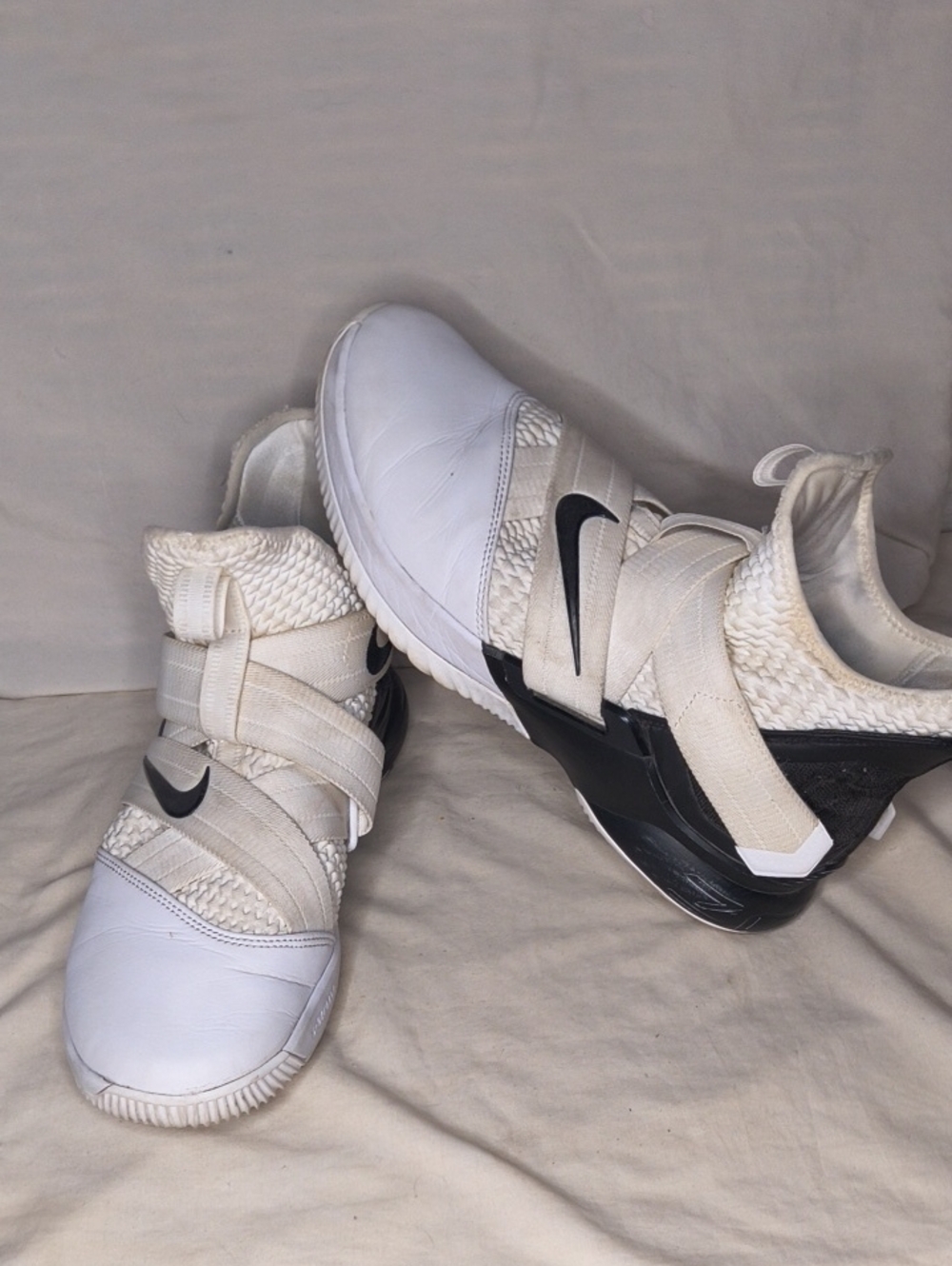 Nike Mens White and Black Athletic Shoes Velcro Stap Size 10 AS